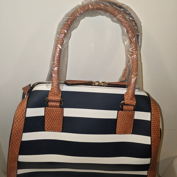 Call it Spring purse - Picture 2 of 2